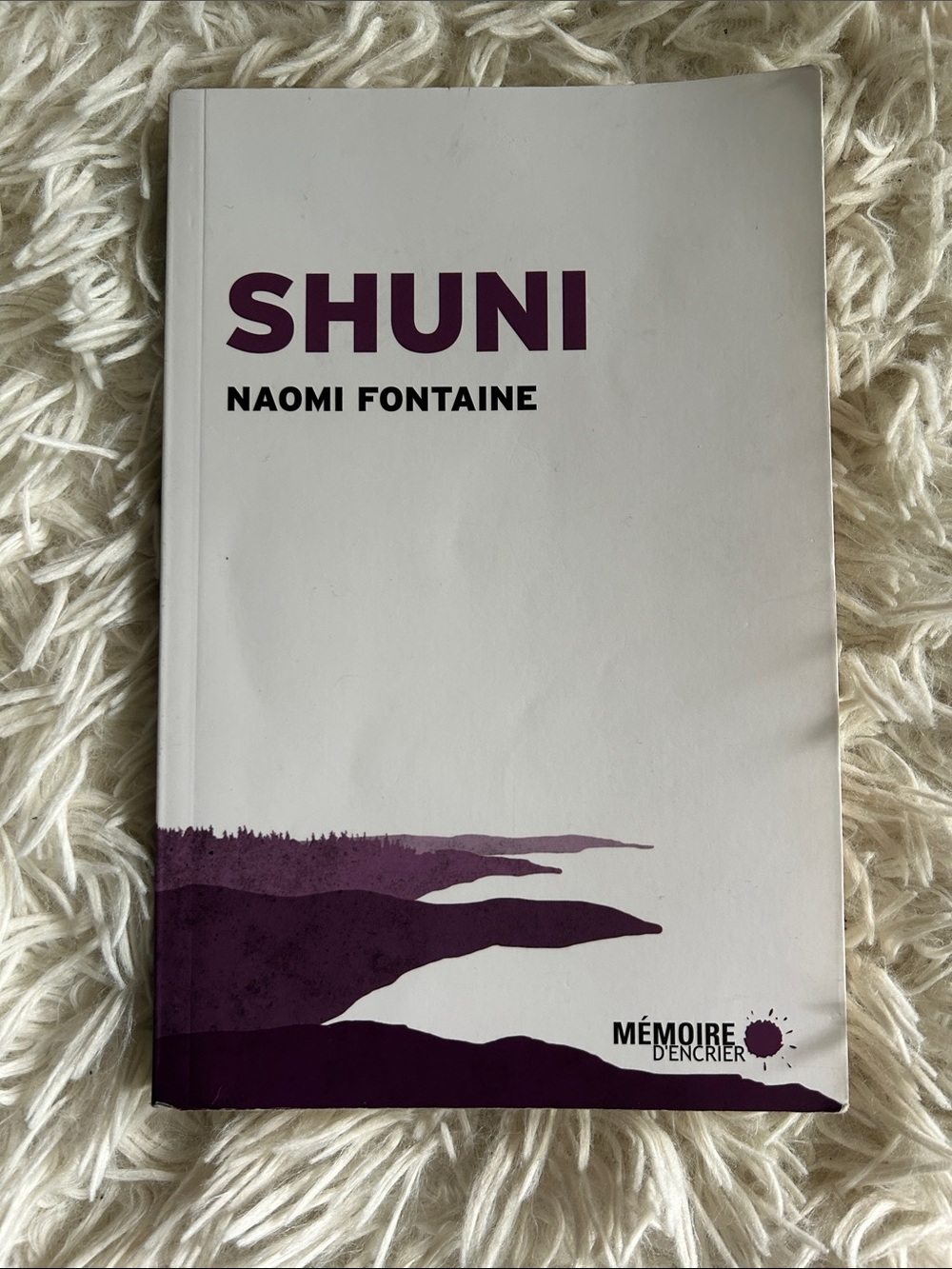 Shuni by Naomi Fontaine — White & Deep Purple Paperback, FRENCH